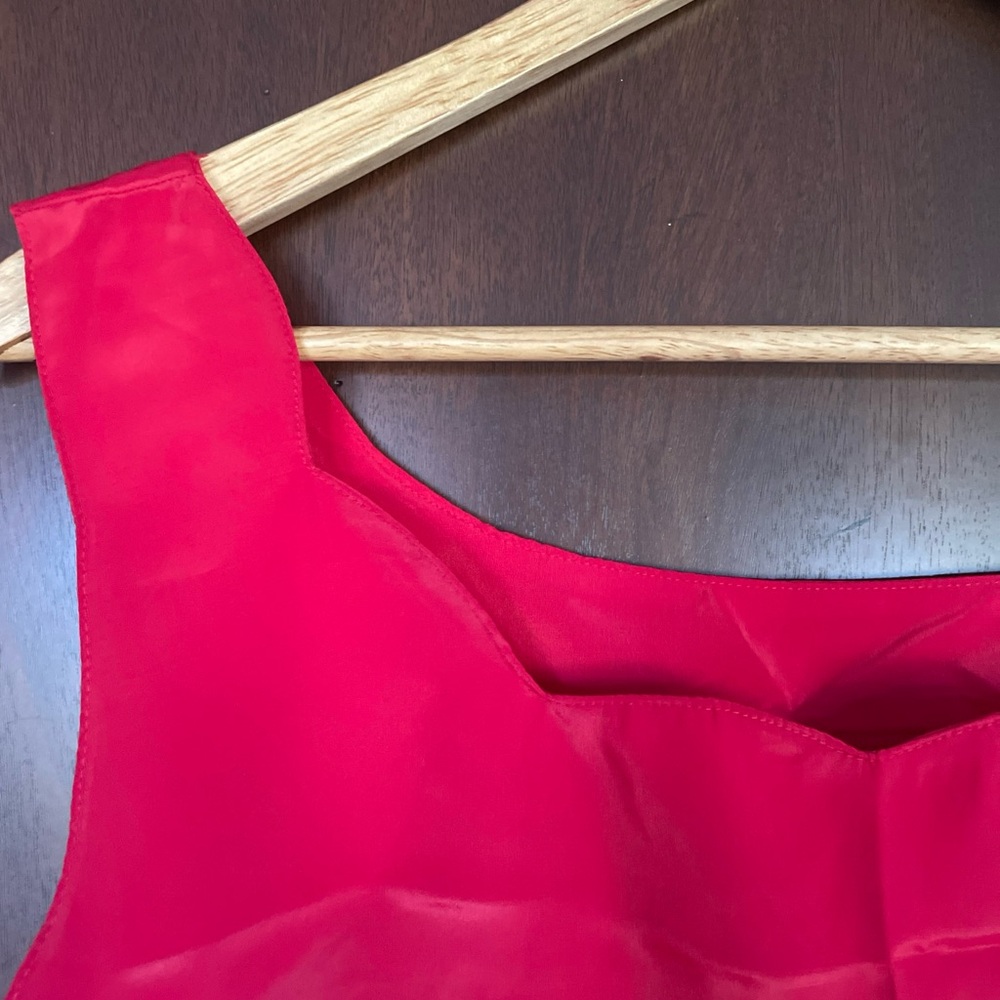 Vintage NWT Sara Stephen - Red polyester sleeveless shell top Scalloped Neckline